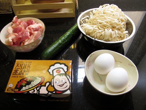 三層肉切片; 小黃瓜刨粗絲泡冰水備用