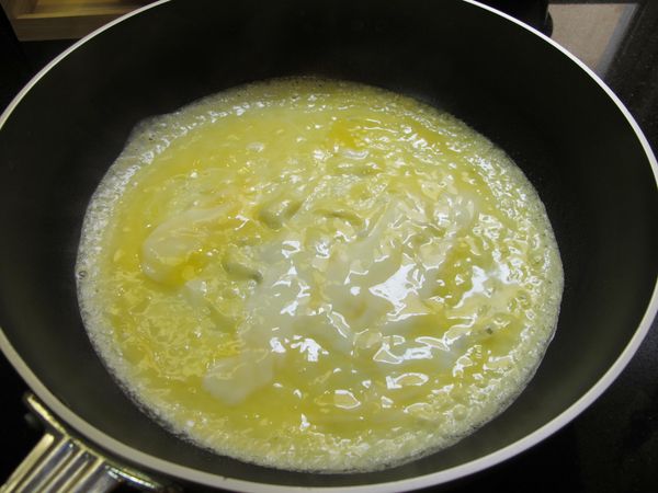 雞蛋加少許鹽調味打散,煎成蛋皮切絲備用