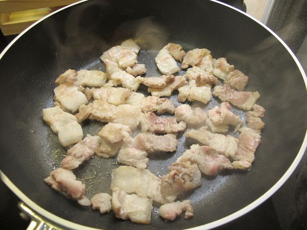 小火將豬肉煎至天然油脂釋出