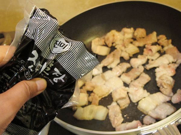 倒入韓國真味炸醬翻炒均勻吸附油脂