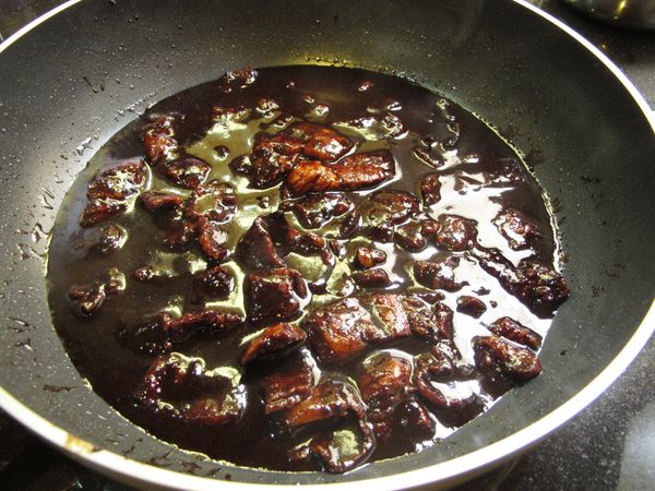 加入糖、醬油及清水煮勻成醬料