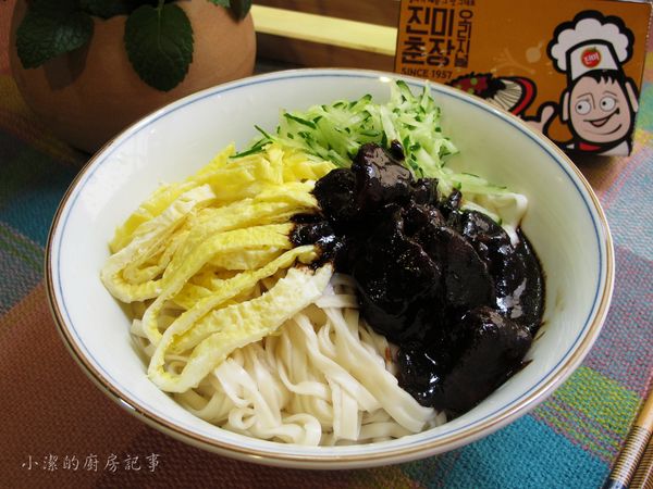 麵條燙熟放入大碗中,擺入蛋絲、小黃瓜及醬料