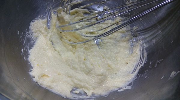 奶油室溫放軟加糖打至泛白後加入鹽拌勻