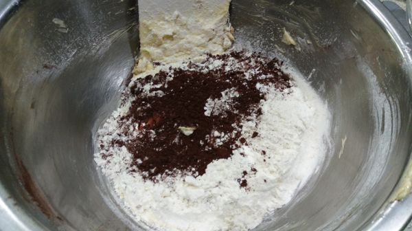 篩入低筋麵粉和可可粉(想做其他口味就換成其他粉)