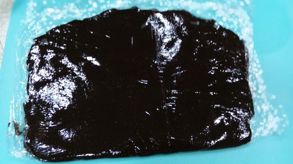 輕壓拌成糰後桿成適當厚度 (建議包保鮮膜桿才不會沾黏在桿麵棍上)，放入冰箱冷藏30分鐘，這樣比較好壓模