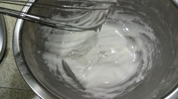 加入檸檬汁和糖粉攪拌至不滴落