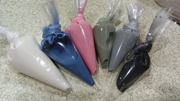 依自己喜好加入不同顏色的色素 並裝至擠花袋內