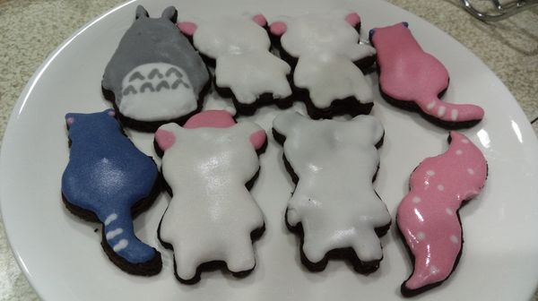 擠花袋剪一個小洞就可以開始畫嘍
可以用牙籤輔助