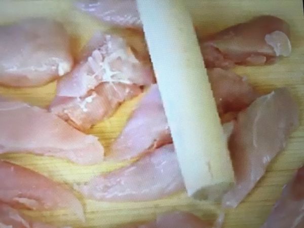 雞柳條切成三等份
用滾麵棒輕敲雞肉軟嫩
加入醃料醃製15分鐘