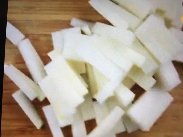 白蘿蔔切成條狀
放進醃料混合10分鐘
沾上低筋麵粉+太白粉
油炸
灑上白芝麻