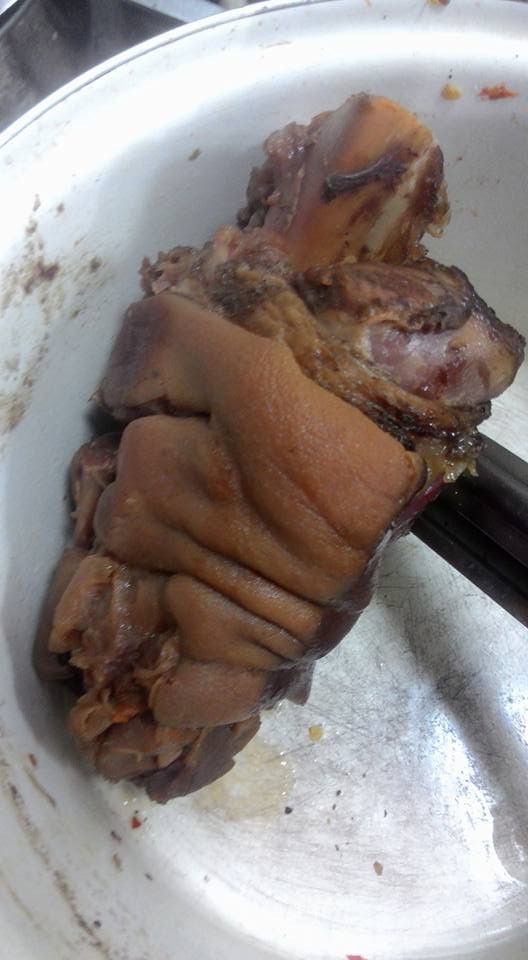 新東陽煮熟豬腳一個,淋上橄欖油與黑胡椒 乾醃30min,