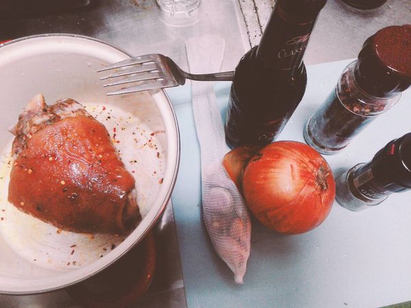 將所有蔬菜切塊,連同黑啤酒,肉桂葉丟入醃好的豬腳