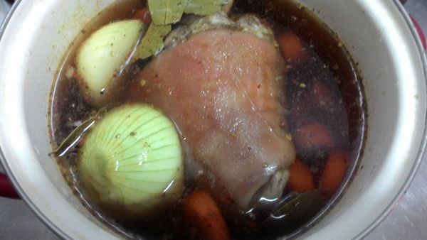 放入冰箱一天,隔天將整鍋煮滾約30min,再將豬腳擦乾放入油鍋中炸(此舉動相當危險 記得要蓋上鍋蓋 免得油爆受傷)