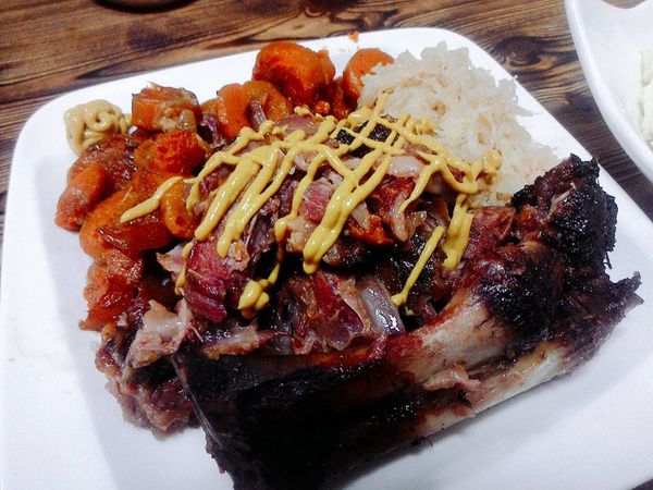 最後將炸好的豬腳 放入上下火200度的烤箱 正反烤約30min就完成了
擺盤可淋上黃芥末 底下鋪上鍋中的蔬菜 和少許的酸菜 即可上桌