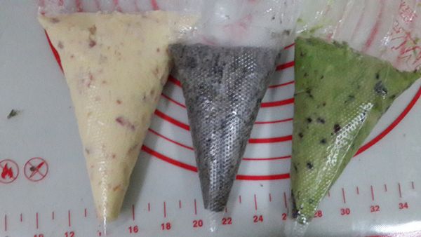 將三種面團分別放入擠花袋中。