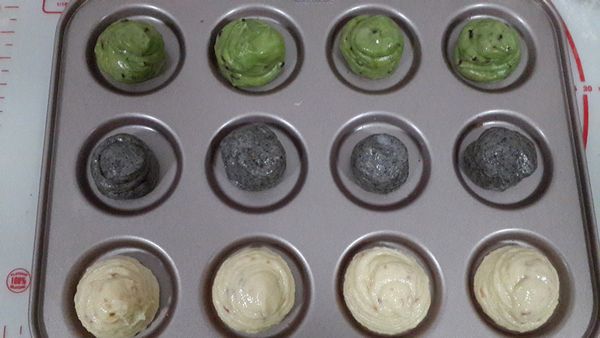 每種面團均分四份，一共12個，手沾一下水，將表面稍微整型，放入烤箱以上下火170度烤約35分。
**三種面團的濃稠度分別是黑芝麻＞抺茶紅豆＞培根芝士，所以烤出來後，以黑芝麻最為圓，培根芝士塌的最厲害，在添加餡料時不要貪心喔！