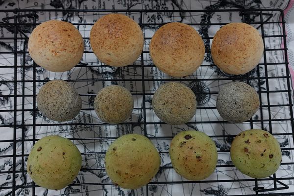 烤出後，震一下烤盤，避免面包球回縮，放涼即可開吃。