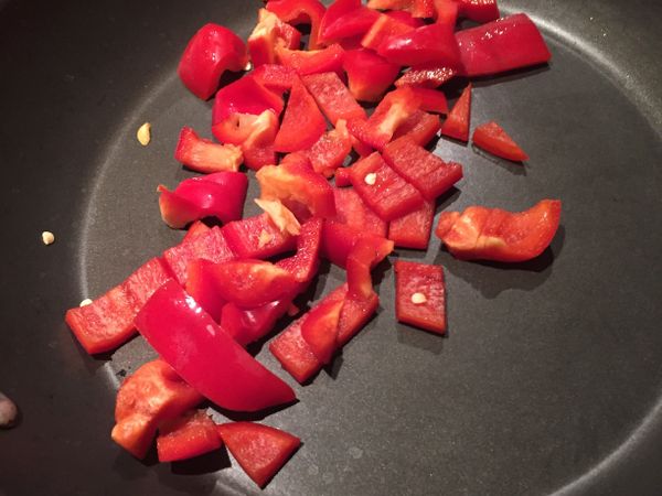 雞蛋加少許鹽打散，紅椒切丁，熱油下鍋略炒