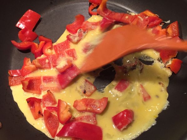 倒入雞蛋快速攪拌至成固體