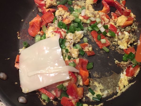 關火，倒入蔥花及起司片攪拌至溶化