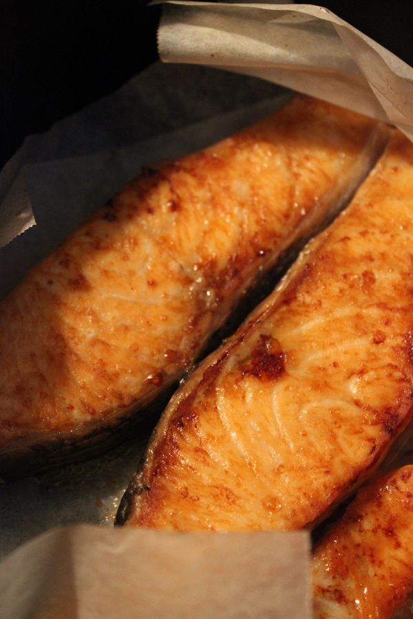 鮭魚先烤熟或煎熟~主婦用氣炸鍋180度20-25分鐘