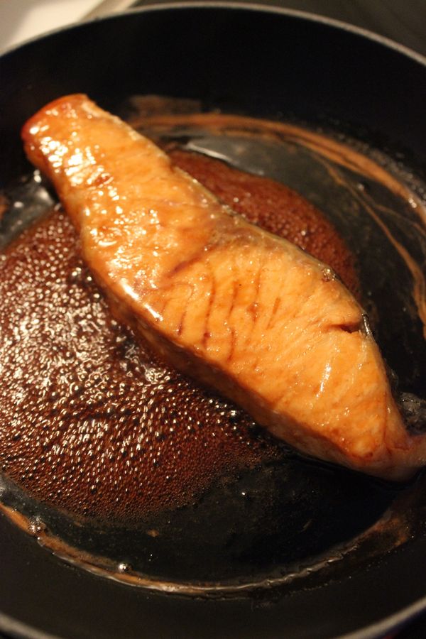 放入鮭魚~一面兩分鐘~兩面就是四分鐘