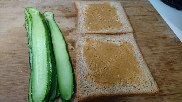 土司塗花生醬。