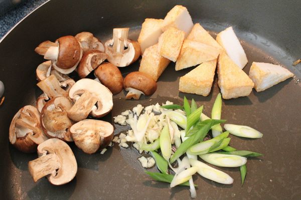 先用少許油爆香蒜末, 蔥段, 再炒蘑菇跟魚豆腐