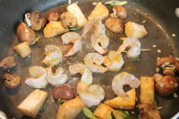 下蝦仁, 咖哩粉, 雞粉, 黑胡椒粉到蝦仁炒熟後, 用少許米酒嗆鍋即完成