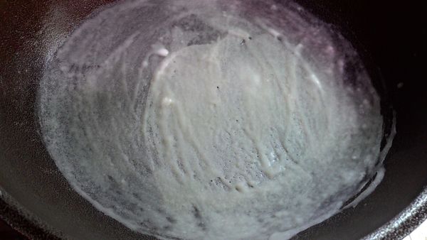 平底鍋刷上一層油，麵糊用刷子平均的抹上一層，不要太薄包的時候會破。