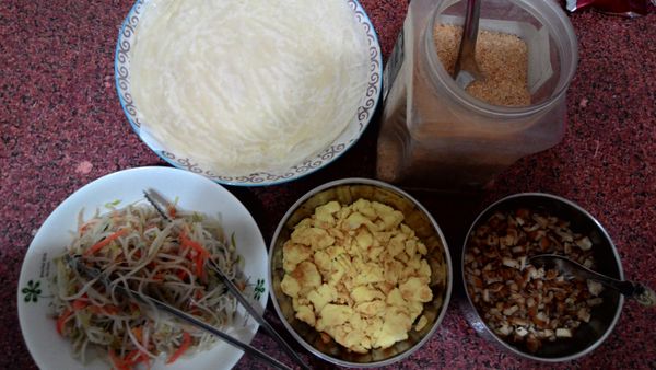 準備自己喜愛的材料，煎蛋。炒碎豆干。豆芽菜。花生粉。