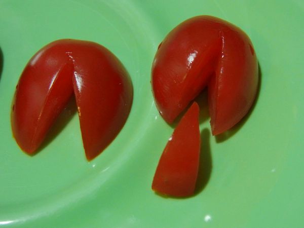 〈番茄瓢蟲的做法〉聖女番茄切對半，然後在2/3處切V型，再貼上海苔剪的圓圈。