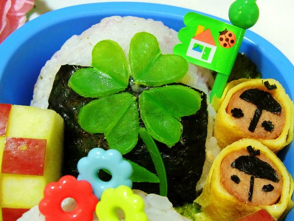 〈幸運草的做法〉
豌豆莢一邊剖開、攤平，
用小愛心模壓四個、排一起就完成一棵幸運草。