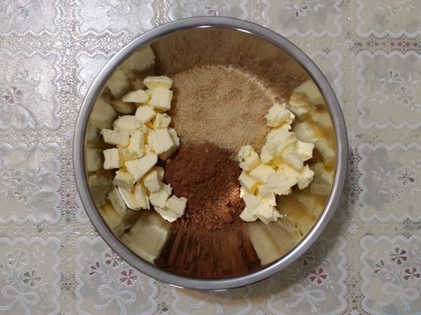烤箱預熱180度，麵粉過篩備用。取一不銹鋼調理盆，放入可可粉、奶油、砂糖、鹽。
