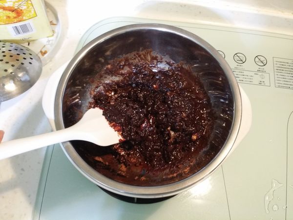 再拿一個比調理盆稍小的鍋子（才能把調理盆架在上面），裝1/3的水，煮沸後轉最小火，把鋼盆架上鍋子，用刮刀持續攪拌至奶油融化為止。