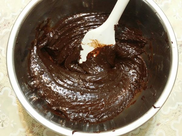 加入過篩的麵粉，用刮刀攪拌40-50下（繞鋼盆攪一圈為1下）。