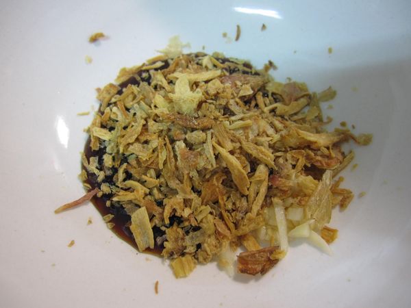 蒜頭切成細未後與所有調味料均放在碗內備用。