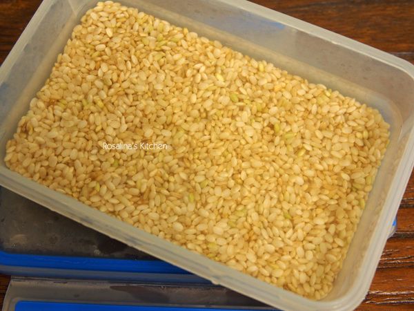 1.將糙米洗乾淨，約洗2-3次左右，然後將米與水跟清酒，一同放入保鮮盒中，移到冰箱冷藏最少10個小時。