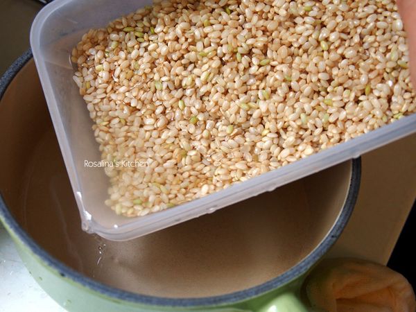 3.取出冰箱的糙米飯，直接將米跟水通通倒入鑄鐵鍋中。