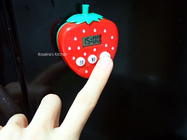 7.直到聽到鍋子裡的水沸騰，將火源轉到爐心火，烹煮18-20分鐘。
第一次設定17分鐘，可以偷偷掀開看鍋裡狀況，再判斷是否延長時間。