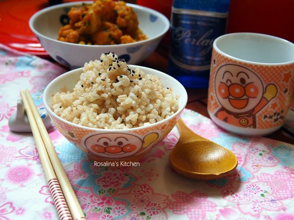 9.打開鍋蓋，將飯鬆開，拌勻一下，散除熱氣。好吃的糙米飯連小孩都愛吃。