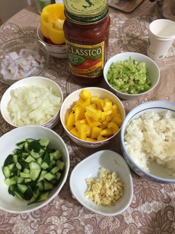 將紅黃椒橫切一半，一半留著，另一半切丁，洋蔥切丁，小黃瓜切丁，蒜頭切末，芹菜切末，花枝也洗淨處理好切成丁