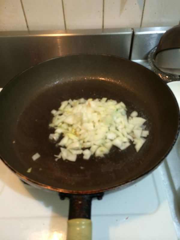 熱油後，先下蒜頭爆香，再下洋蔥炒香