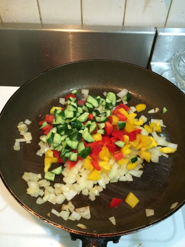 再下紅黃椒及小黃瓜略炒五分熟