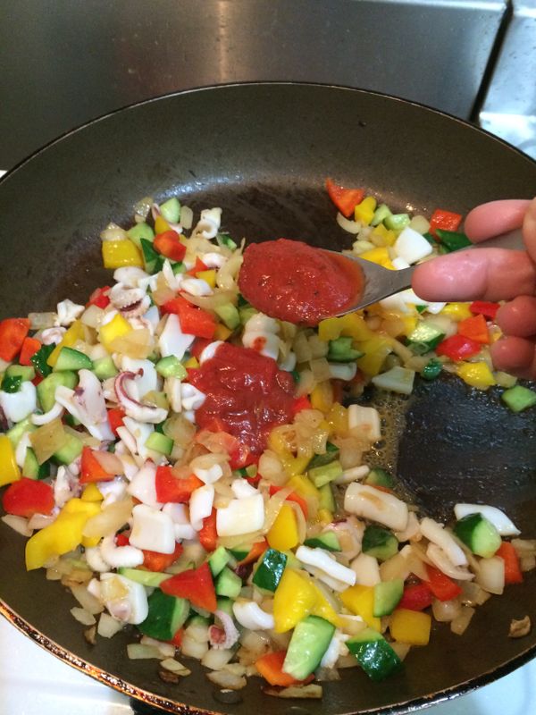 再放約４匙CLASSICO義麵醬—蕃茄羅勒口味拌炒