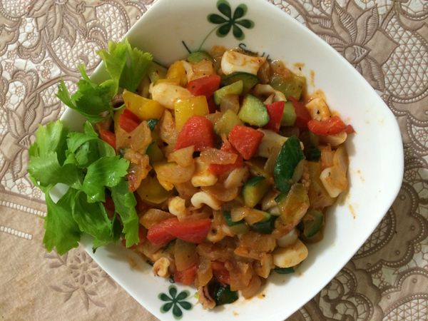 將４分之一盛盤，就成了一盤義式蕃茄羅茄海鮮蔬菜！好吃吔！