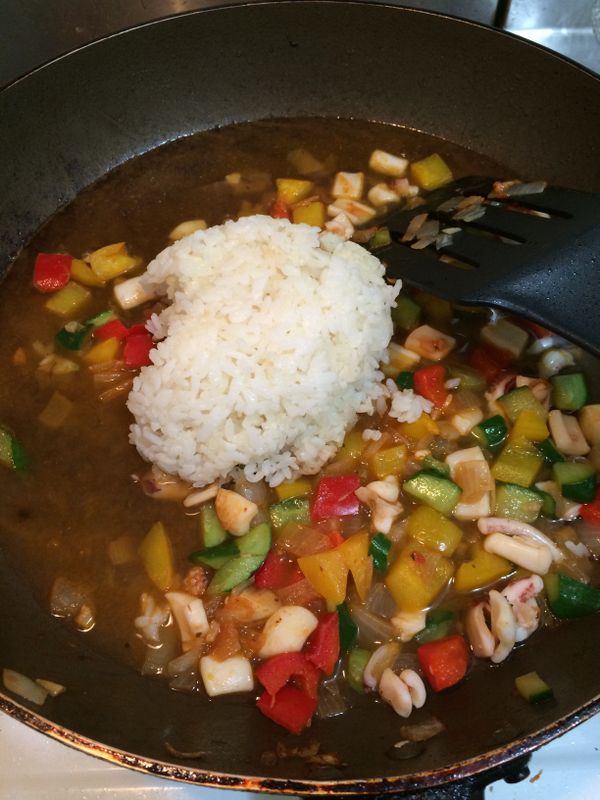 接著加點水，再放入一碗白飯燉煮