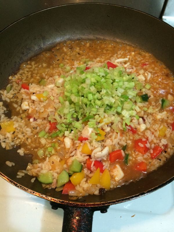 煮滾後加入芹菜，稍拌炒至水份收乾