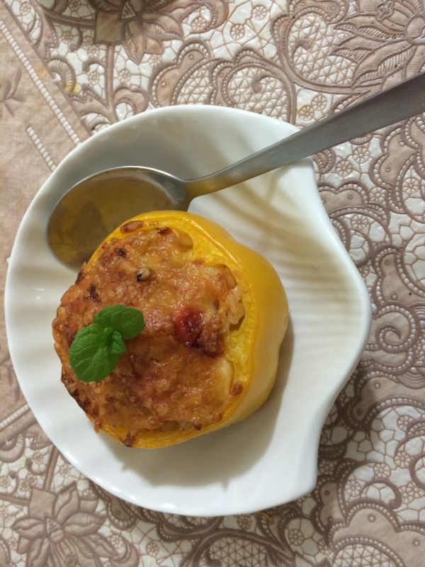 餘三分之一部分放入青椒後，置入烤箱１５０度約１０分鐘！小朋友愛吃的義式蕃茄羅茄海鮮焗烤飯完成了！