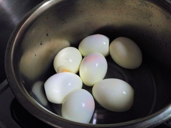 水煮蛋剝殼後，放入滷鍋中備用。